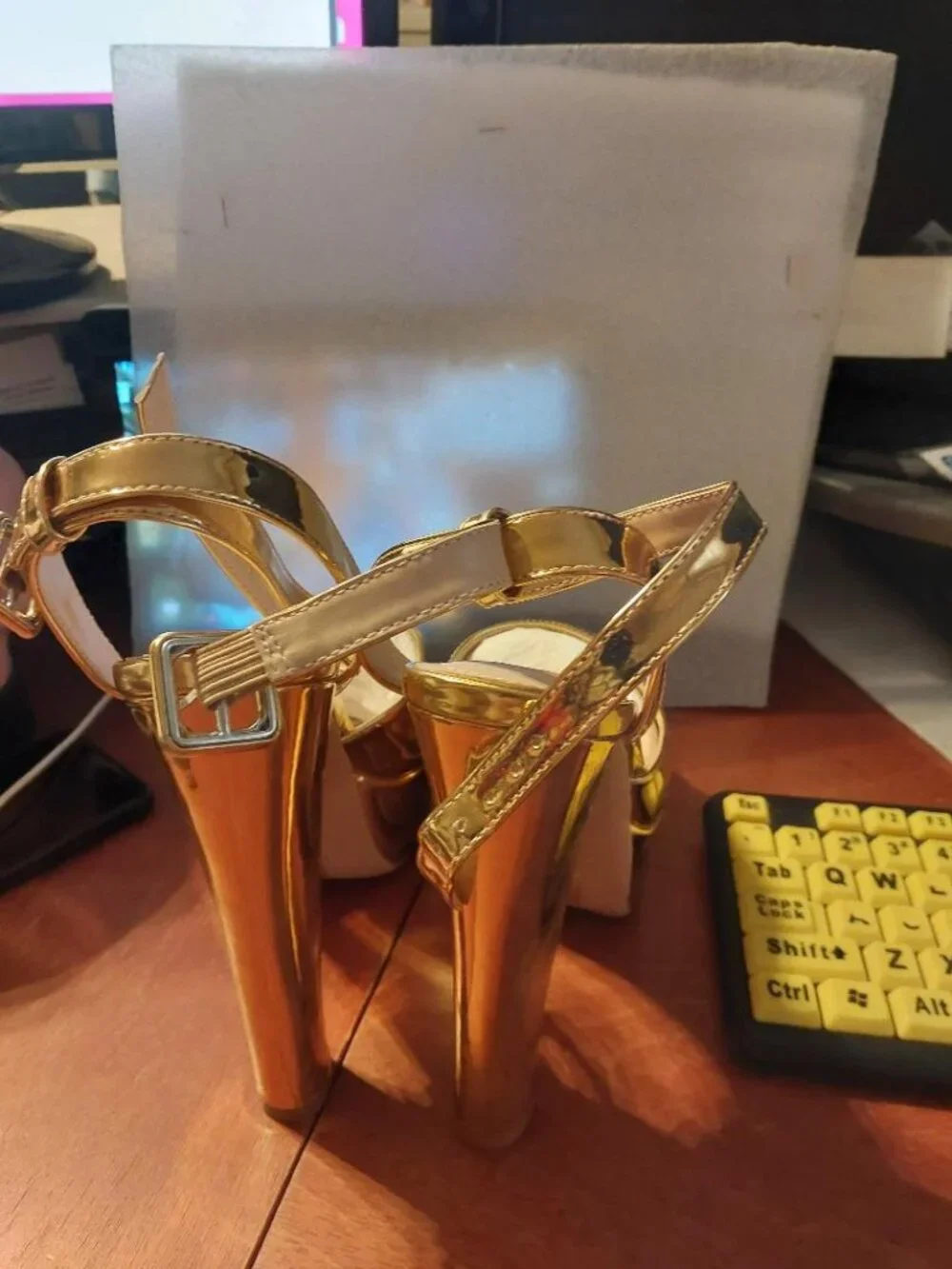 WMN NobleOnly Metallic Gold Platform HIgh Heel Sandal Open Peep Toe Sz11 PreLove